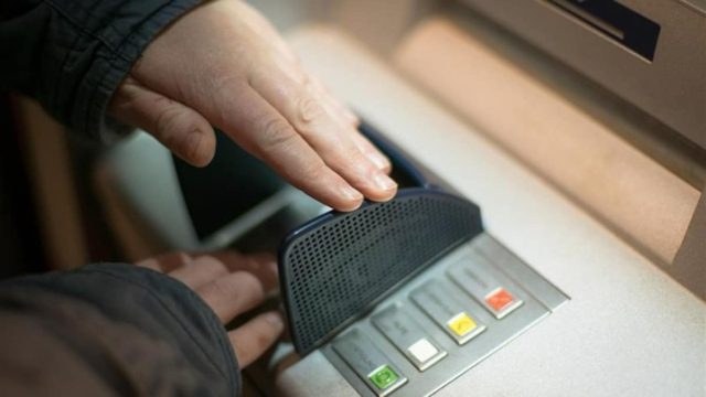 Προσοχή: Απάτη στα ATM με τη μέθοδο «φουρκέτα» – Πώς να προστατευτείτε