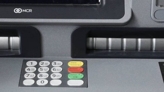 Θα εξαφανιστούν από τον λογαριασμό χωρίς να πάρεις χαμπάρι: Το κουμπί του… τρόμου στα ΑΤΜ – Αν το πατήσεις χάνεις πάνω από 800 ευρώ!