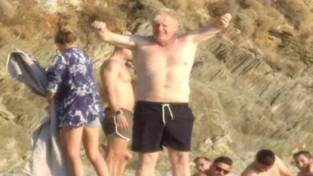 Μπόρις Τζόνσον: Ξέγνοιαστος στην Κάρυστο – «Τρώει» κράξιμο από τα βρετανικά μέσα!