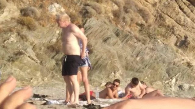 Μπόρις Τζόνσον: Πολυτελείς διακοπές στην Κάρυστο για την οικογένεια – Δείτε το αρχοντικό σπίτι που μένουν (φωτο)