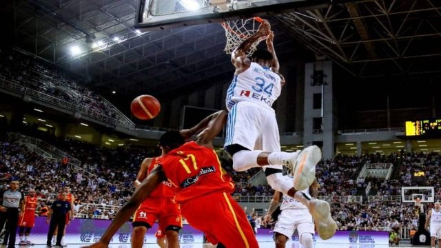 Ελλάδα – Ισπανία 86-70: Το εντυπωσιακό κάρφωμα του Γιάννη Αντετοκούνμπο που ξεσήκωσε το ΟΑΚΑ (video)