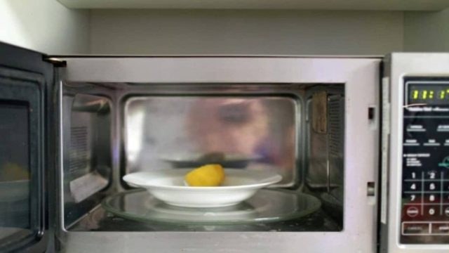 Αδιανόητο: Bάλτε ένα λεμόνι στο φούρνο μικροκυμάτων για 20 δευτερόλεπτα και δείτε τι θα συμβεί (Video)