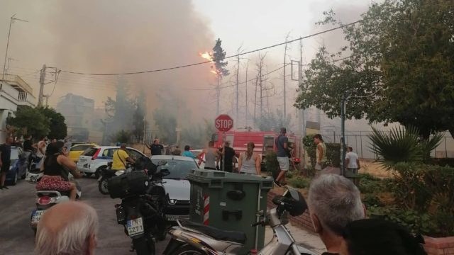 Ξέσπασε φωτιά στη Νίκαια – Έντρομοι οι κάτοικοι στους δρόμους (photo)