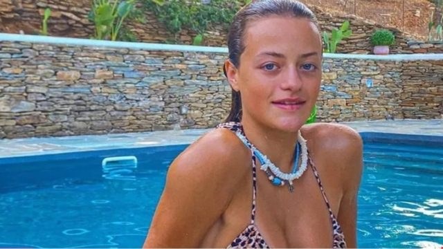 «Ίλιγγος» με το κοφτό μαγιό της Γαίας Μερκούρη: Η σύντροφος του Άγγελου Λάτσιου προκαλεί «σεισμό» με το κορμί της (Video)