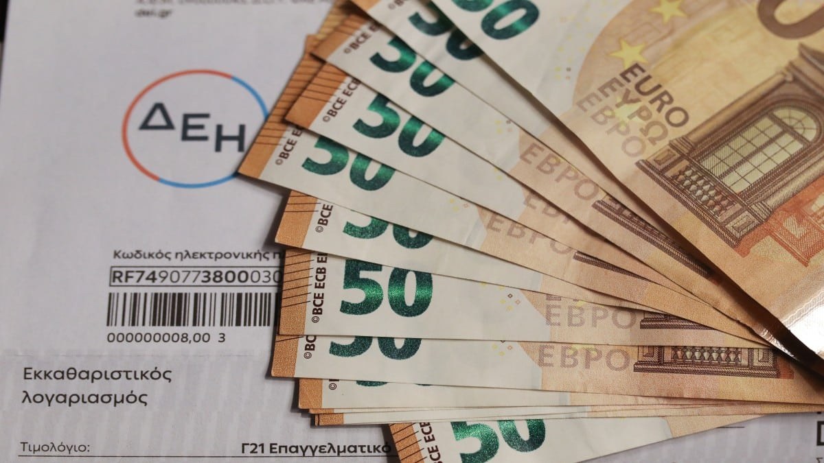 Λογαριασμοί ρεύματος: Τι αλλάζει από σήμερα (1/8) στα τιμολόγια – Ο «αποχαιρετισμός» στην ρήτρα αναπροσαρμογής και τα SOS στην επιλογή παρόχου (video)