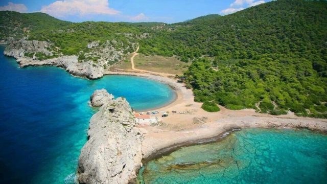 Η υπέροχη παραλία που μοιάζει με μια διάσημη στις Σεϋχέλλες και απέχει μια ώρα από την Αθήνα