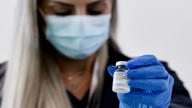 «Πόλεμος γιγάντων» για τα εμβόλια του κορωνοϊού: H Moderna μηνύει Pfizer και BionTech για παραβίαση πατέντας