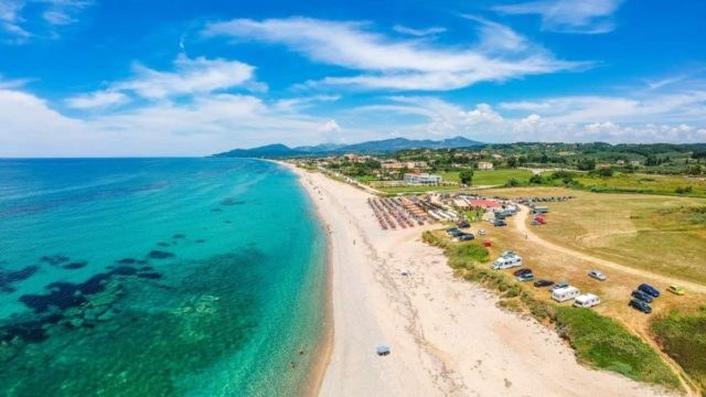 Η μεγαλύτερη παραλία με άμμο βρίσκεται στην Ελλάδα – Ποια είναι;