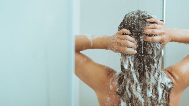 Πόσο καλά πλένεστε; 4+1 σημεία του σώματος που δεν καθαρίζουμε όταν κάνουμε μπάνιο
