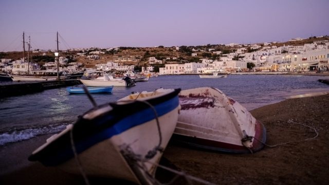 Ξανά στο προσκήνιο για τους… λάθος λόγους γνωστό beach restaurant της Μυκόνου: Το μαρτύριο νιόπαντρου ζευγαριού με τα «χρυσά» στρείδια