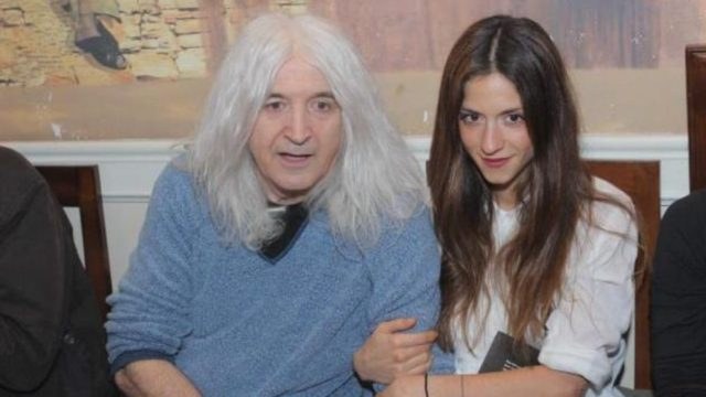 Νίκος Καρβέλας: Τον «πρόδωσε» η κόρη του Σοφία – Το ιδιαίτερο αξεσουάρ που δεν αποχωρίζεται (photo)
