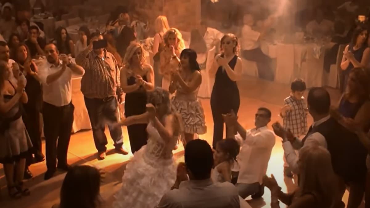 Νύφη χορεύει το πιο «μαγικό» τσιφτετέλι στο γάμο της – «Έτριξαν» τα πατώματα και ο γαμπρός τρελάθηκε