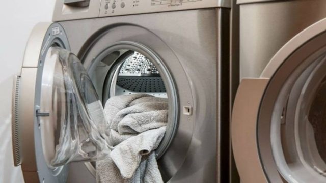 Εξαφανίζει κάποιους από τους πιο δύσκολους λεκέδες: Τα θαύματα που κάνει το τρίψιμο αφρού ξυρίσματος στα ρούχα πριν το πλυντήριο