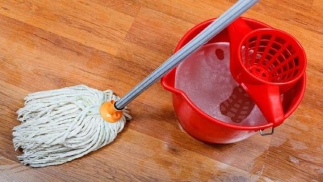 Γέμισε ένα κουβά με ξύδι και άφησε μέσα τη σφουγγαρίστρα όλο το βράδυ – Η «επανάσταση» στη φρεσκάδα του σπιτιού!