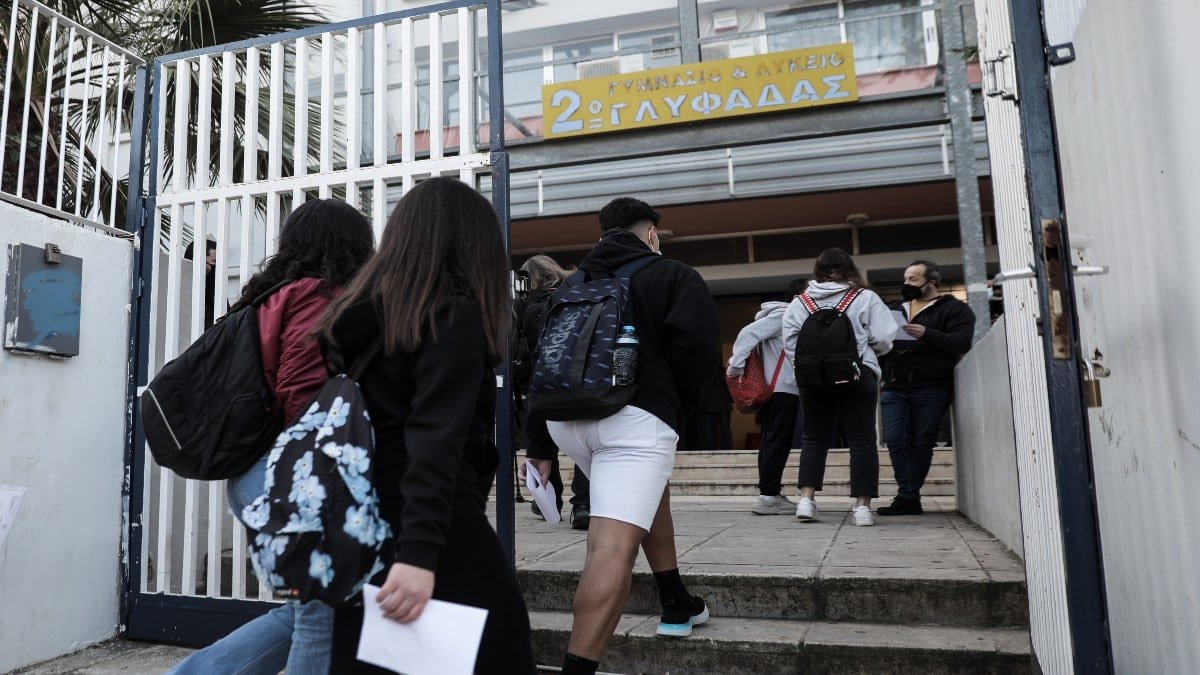 Σχολεία: Πώς θα γίνει η επιστροφή των μαθητών στα θρανία – Με ποιες αλλαγές ξεκινά στις 12 Σεπτεμβρίου η σχολική χρονιά (Video)