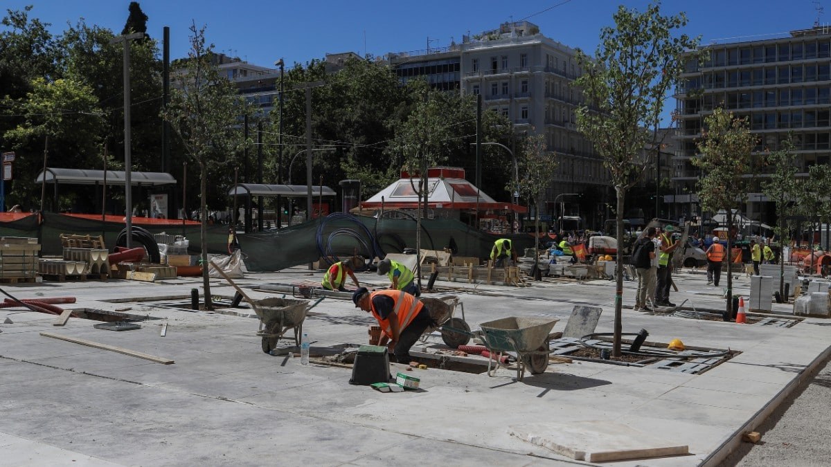 Το κέντρο της Αθήνας άλλαξε: Ολοκληρώνεται η ανάπλαση της κάτω πλευράς της πλατείας Συντάγματος