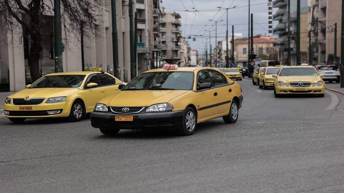 Ανήλικοι μπήκαν ως πελάτες σε ταξί, χτύπησαν και λήστεψαν τον οδηγό