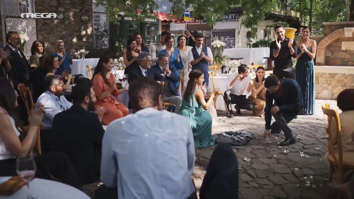 Σηκώθηκε, ξεκούμπωσε το πουκάμισο και «σείστηκε» το έδαφος: Κορυφαίος ηθοποιός χορεύει το πιο… μερακλήδικο ζεϊμπέκικο στη «Γη της Ελιάς» κι όλοι παραληρούν