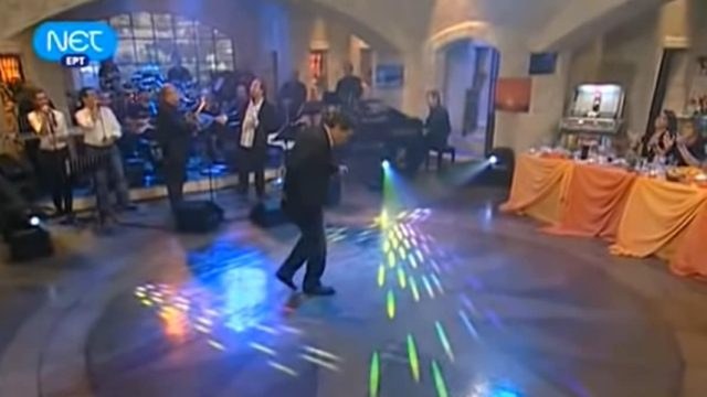 Το πλατό πήρε «φωτιά», το διαδίκτυο παραλήρησε: Το… αλήτικο ζεϊμπέκικο του Σπύρου Παπαδόπουλου που ξεπέρασε τα 6.8 εκατ. views στο YouTube