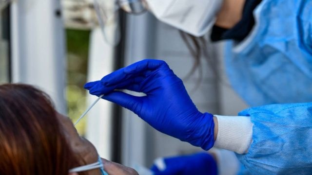 «Καμπανάκι» ειδικών για επόμενο κύμα πανδημίας: Γιατί ανέβηκαν ξαφνικά τα κρούσματα κορωνοϊού και οι εισαγωγές