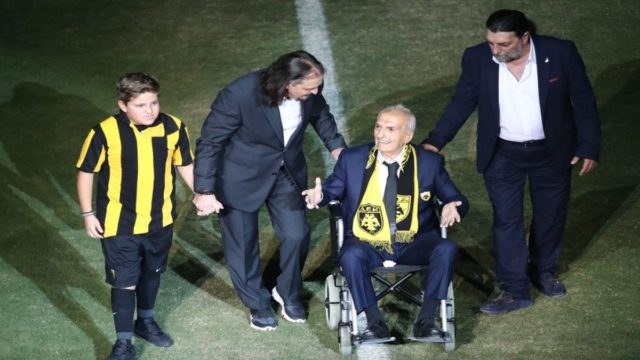 Η απόλυτη απόθεωση για τον θρύλο της ΑΕΚ Κώστα Νεστορίδη – Ξέσπασε σε κλάματα στη μέση του γηπέδου  Opap Arena (video)