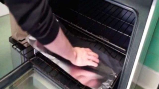 Κόβει ένα κομμάτι αλουμινόχαρτο και το βάζει στο κάτω μέρος του φούρνου – Σωτήρια λύση!
