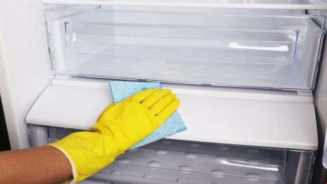 Καθαρίστε το ψυγείο από κάτω με 5 βήματα και χωρίς κόπο