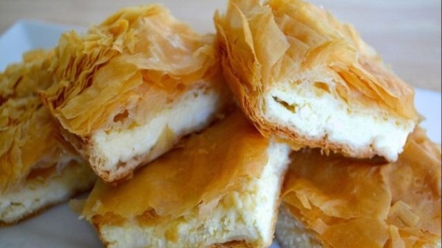 Μακεδονίτικη σφολιατένια τυρόπιτα με γιαούρτι και αγελαδινό τυρί έτοιμη σε λίγα λεπτά