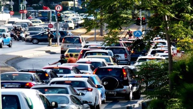 Κυκλοφοριακό κομφούζιο: Ατύχημα στην κάθοδο της Ιεράς Οδού – Μποτιλιάρισμα χιλιομέτρων (χάρτης)