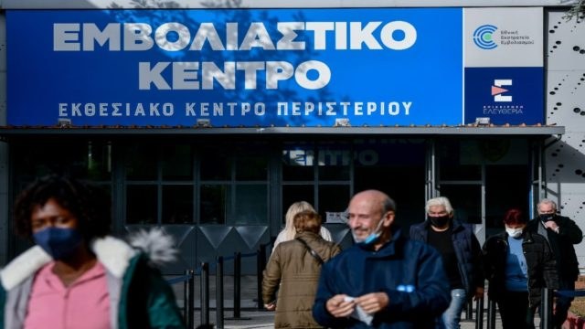 Κορωνοϊός: Ποια είναι τα εγκεκριμένα εμβόλια για φέτος – Πώς επιδρούν και σε ποιους χορηγούνται (video)