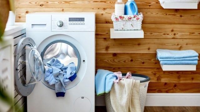 Ούτε ίχνος τσαλακώματος: Οι 6 τρόποι για να βγαίνουν τα ρούχα από το πλυντήριο λες και μόλις σιδερώθηκαν