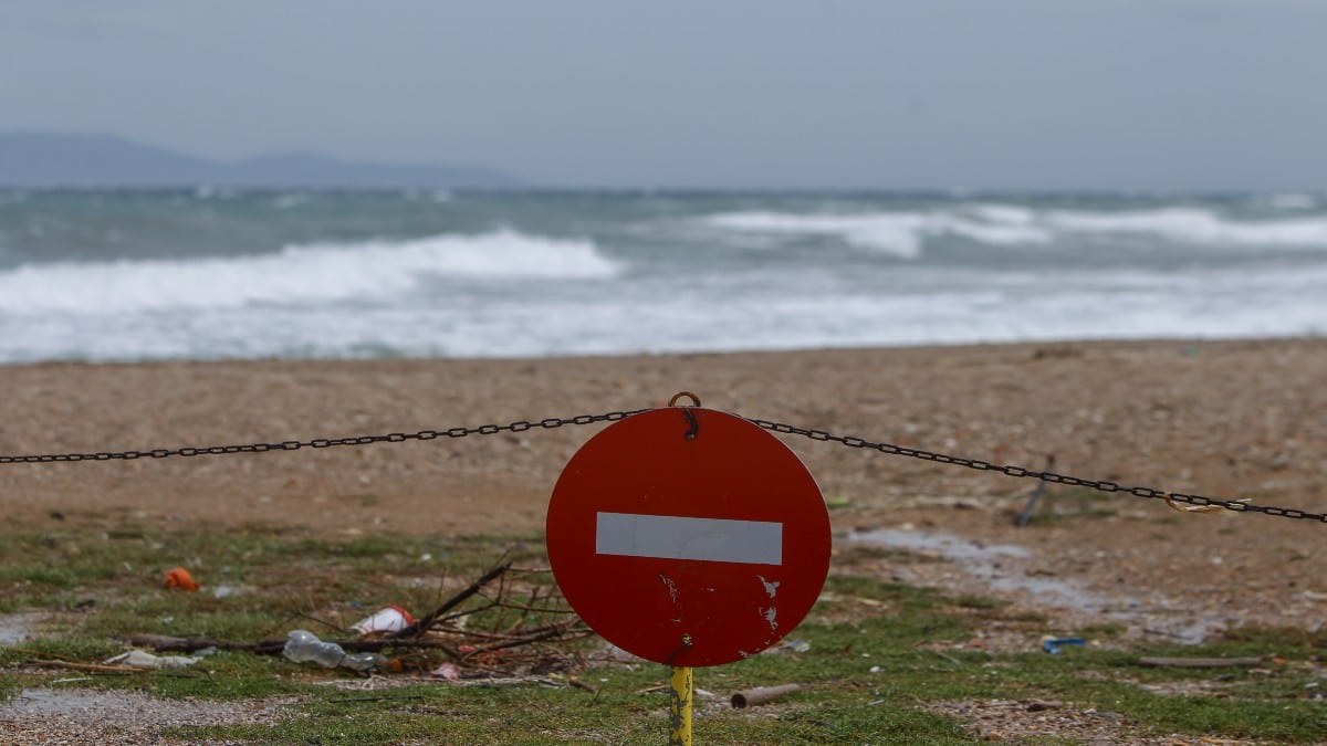 Φρίκη στη Ραφήνα: Παιδάκι έπαιζε στην παραλία με κουβαδάκια και ξέθαψε ανθρώπινα οστά