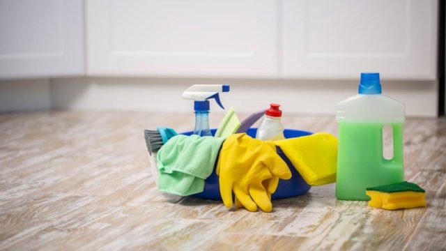 Tips για νοικοκυρές: Πώς γίνεται το σωστό σφουγγάρισμα μετά από ένα πάρτι