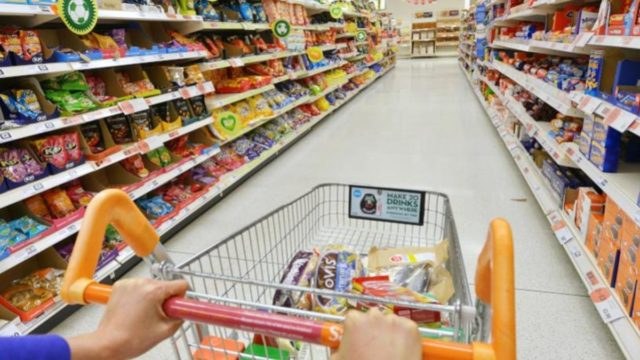 Food Pass: Ανακούφιση για 1 εκατ. καταναλωτές – Οι κοινωνικές ομάδες που θα λάβουν το επίδομα των 300 ευρώ