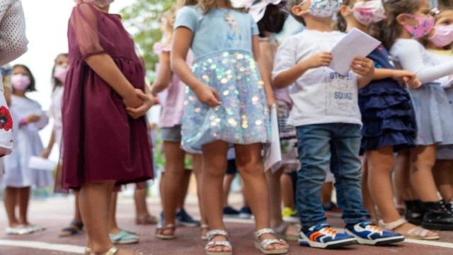 Σχολεία: Πρώτο κουδούνι σήμερα 12/9 για τους μαθητές – Τι ισχύει για τα κρούσματα και τους ανεμβολίαστους εκπαιδευτικούς (Video)
