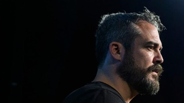 “Ψηλά απ’ τη Γέφυρα”: Ο Πυγμαλίωνας Δαδακαρίδης στον πρωταγωνιστικό ρόλο του Έντι Καρμπόνε στο Θέατρο Βεάκη