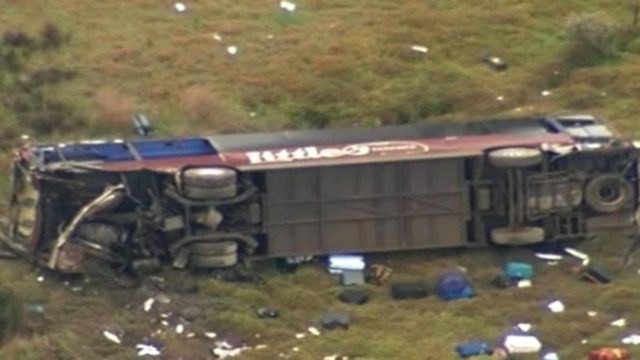 Τρομακτικό τροχαίο σε σχολική εκδρομή: Σφοδρή σύγκρουση λεωφορείου με φορτηγό – Αγωνία για 32 άτομα (video)