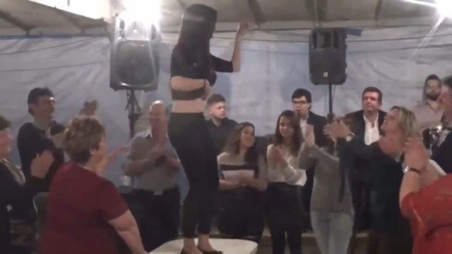 Φάνηκαν τα πάντα: Μελαχρινή γυναικάρα ανεβάζει… επικίνδυνα τη θερμοκρασία μες στον χειμώνα με το μαγικό της τσιφτετέλι