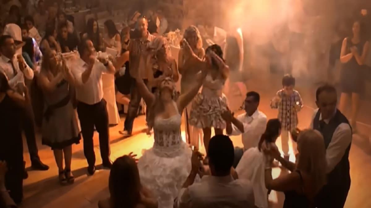 “Άφωνος” ο γαμπρός: Τα λικνίσματα νύφης με το τσιφτετέλι της τον “έριξαν στα πατώματα” (Video)