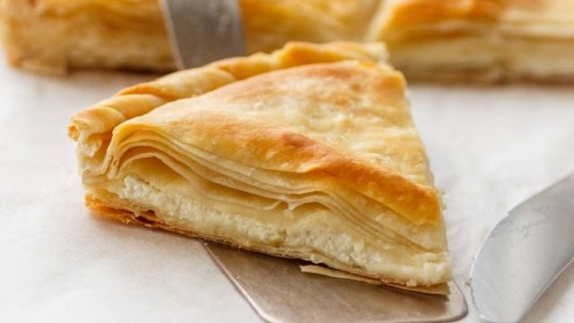 Τυρόπιτα express: Έτριψε τη φέτα με τα δάχτυλα και πασπάλισε – Πεντανόστιμο αποτέλεσμα
