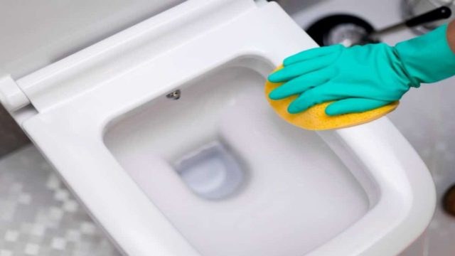 Το λεμονάτο κόλπο για να κάνετε την λεκάνη σας κάτασπρη από καθαριότητα
