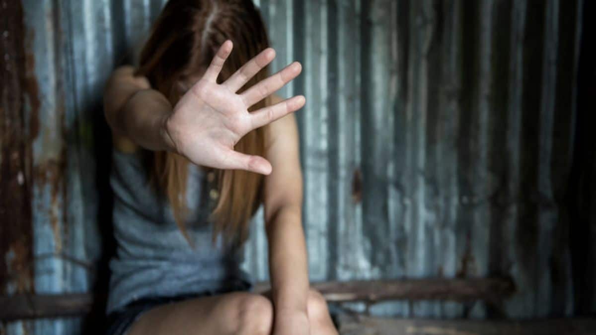 Βούλα: Αστυνομικοί εντόπισαν μόνο του 12χρονο κορίτσι σε λεωφορείο και τους κατήγγειλε ενδοοικογενειακή βία