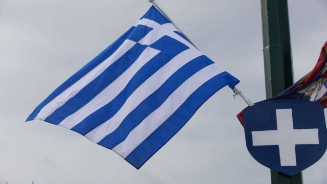 “Παρωδία” στο Μοσχάτο: Έκλεψαν τις σημαίες από δρόμους παραμονές της παρέλασης για την 28η Οκτωβρίου