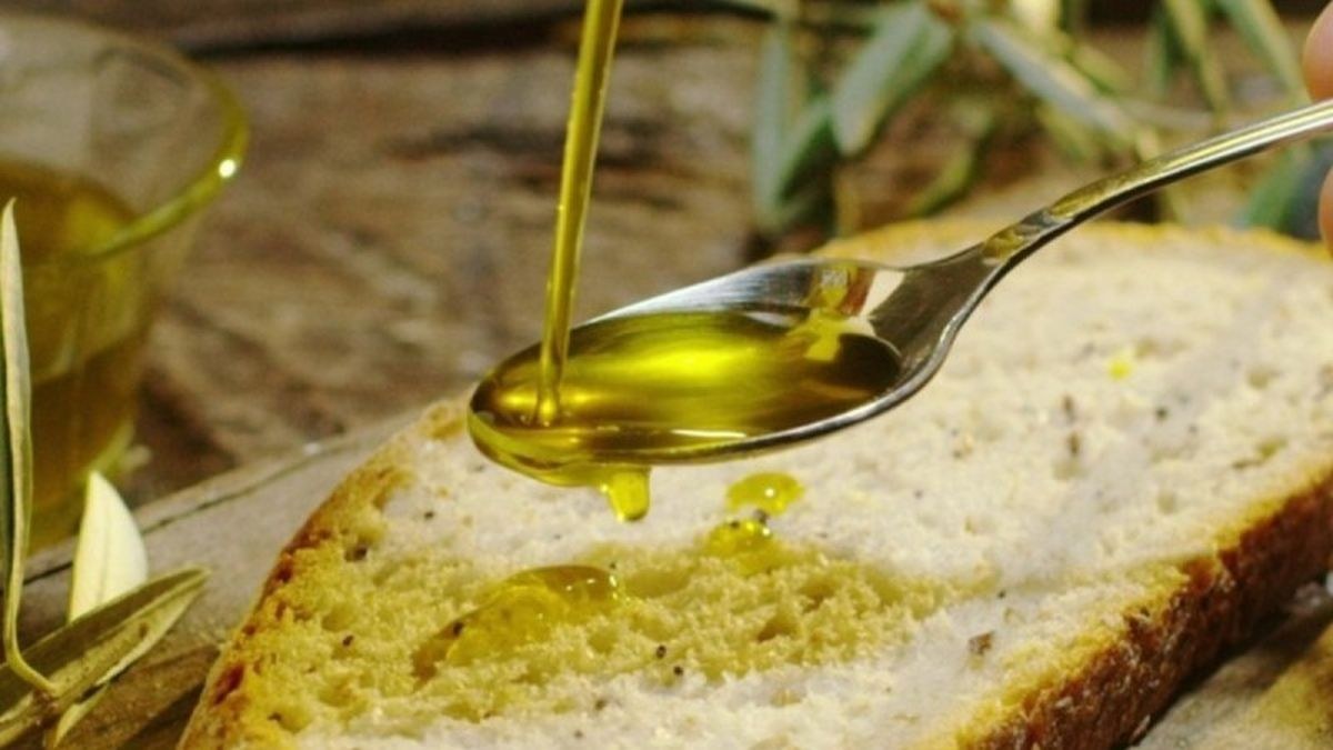 Έτρωγε καθημερινά μια φέτα ψωμί βουτηγμένη σε ελαιόλαδο – Ένα μήνα μετά…
