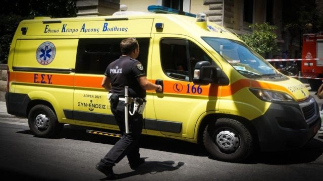 Φρίκη στη Νίκαια: Γυναίκα δέχθηκε πολλαπλές μαχαιριές στο λαιμό από τον σύζυγό της