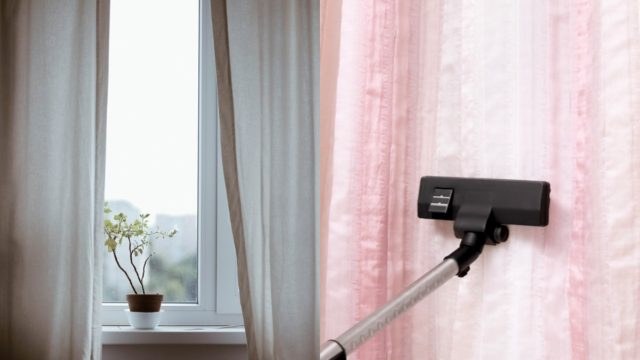 Κουρτίνες: 3 εναλλακτικοί τρόποι να τις καθαρίσετε χωρίς να πάτε στο καθαριστήριο