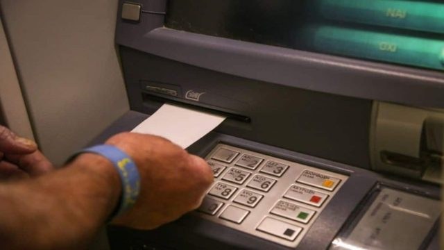 80χρονη γιαγιά ξέχασε την κάρτα της πάνω στο ΑΤΜ: Τότε ένας 44χρονος έκανε κάτι το ανεπανάληπτο!