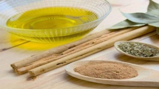 Κάνει τα φαγητά ακαταμάχητα: Το φοβερό μείγμα με ελαιόλαδο, δάφνη και κανέλα που απογειώνει κάθε πιάτο!