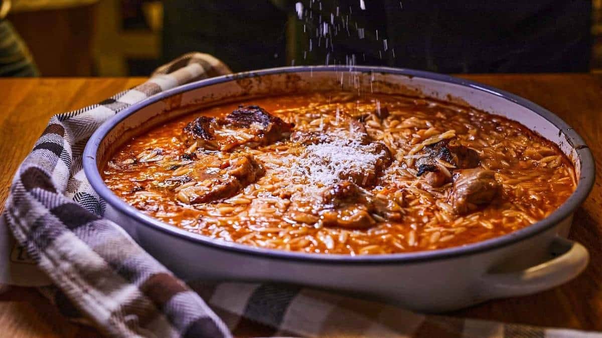Κριθαράκι (μανέστρα) με κρέας στην κατσαρόλα – «Λιώνει» στο στόμα!