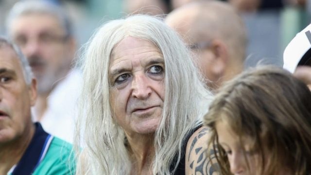Έχασε τα μαλλιά του ο Νίκος Καρβέλας: Στο γήπεδο με περούκα (photo)